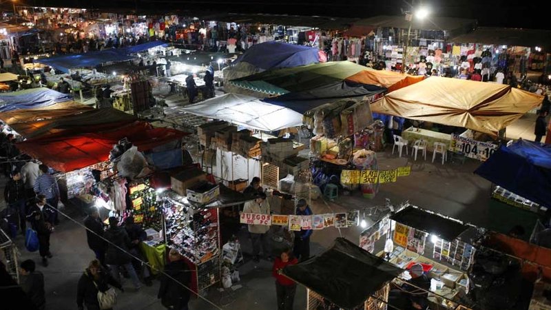 vista nocturna de los puestos de la feria la salada en lomas de zamora