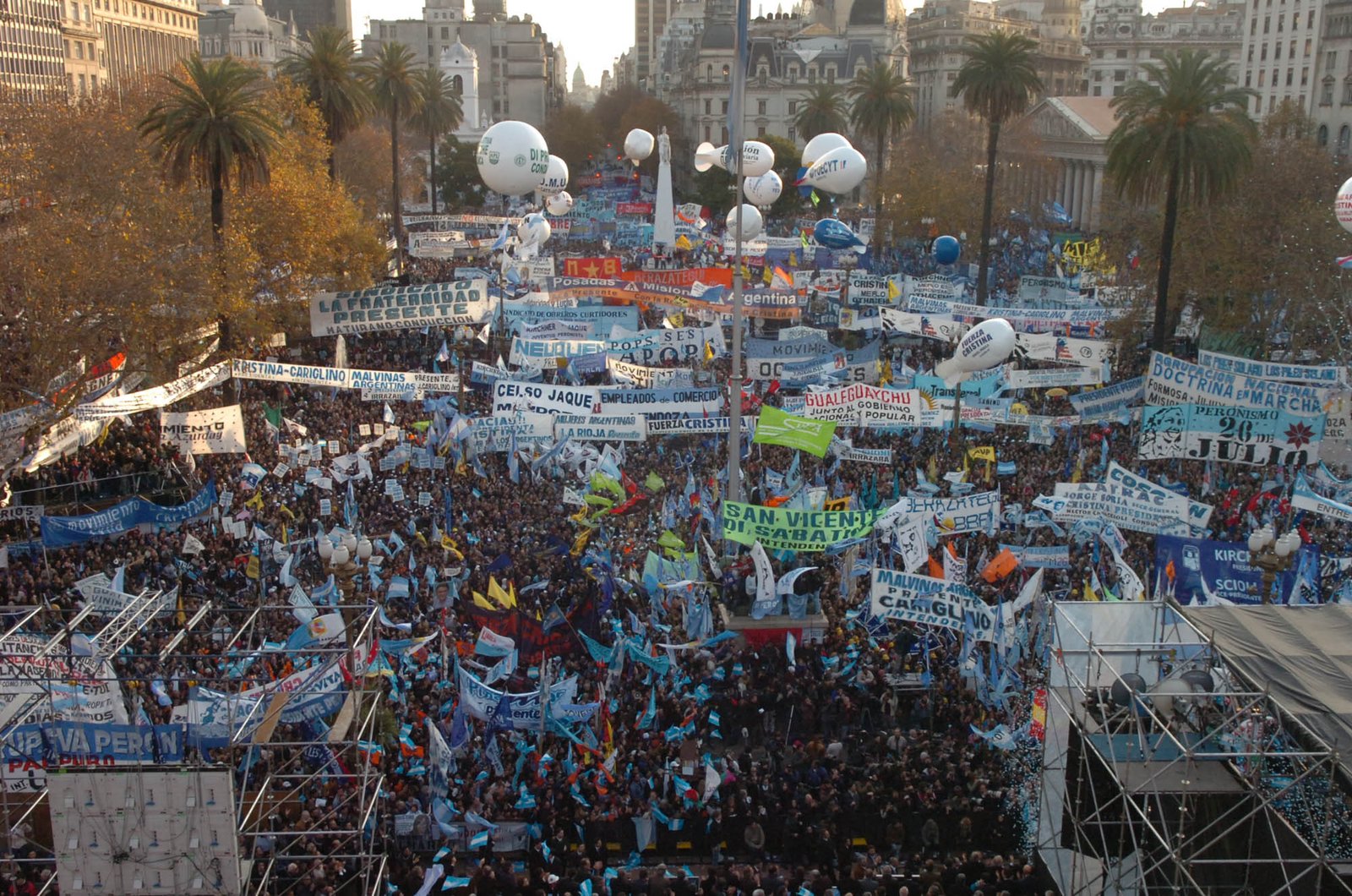 Vista de la movilización en Plaza de Mayo en apoyo a Cristina Kirchner - Junio 2025